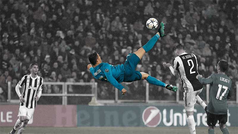 Hình ảnh của Ronaldo sút bóng