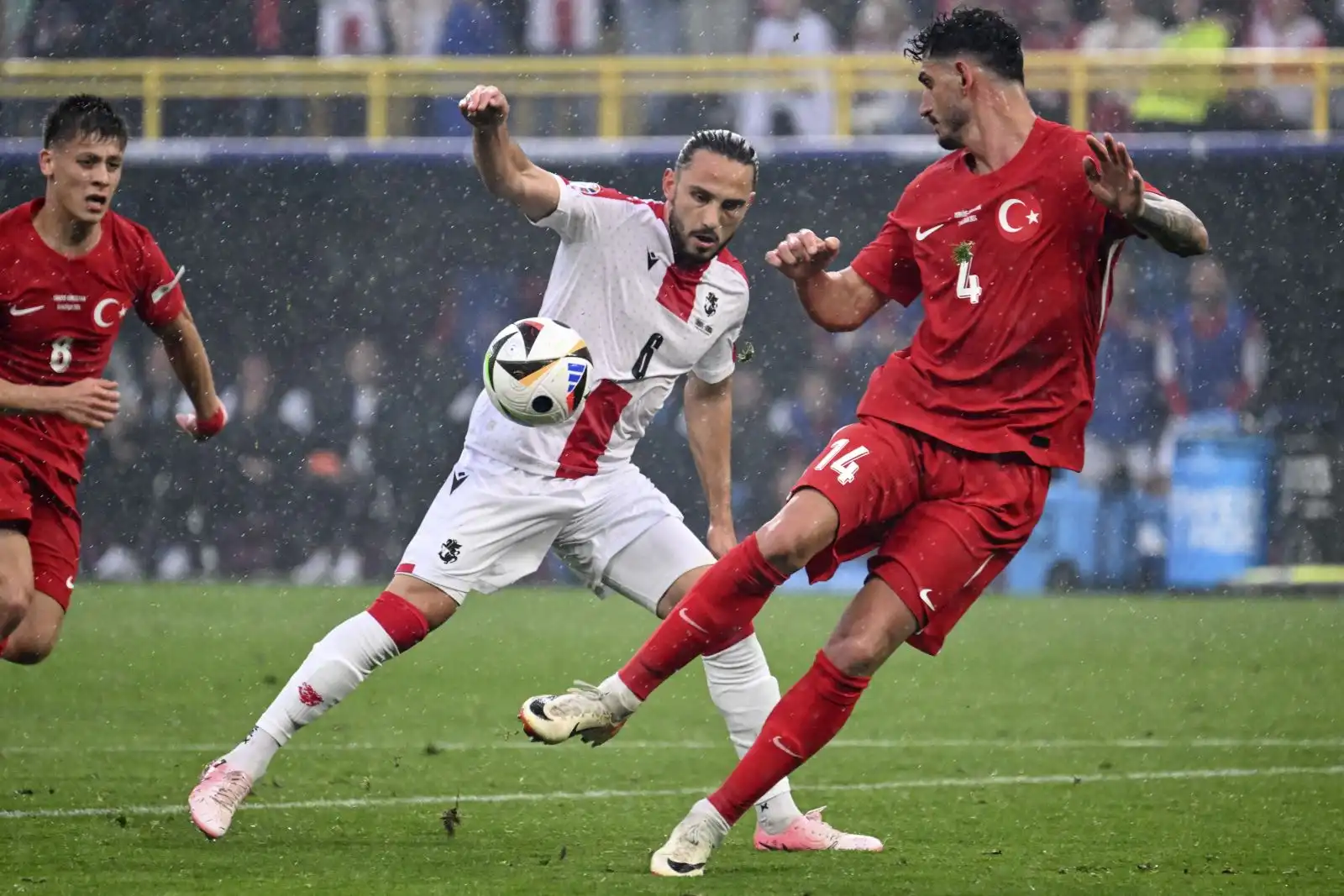 Các đội bóng nhỏ dưới cơn mưa bàn thắng