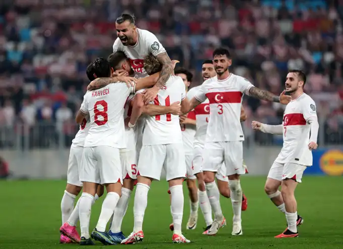 Chú ngựa ô băng băng về đích