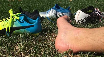 Cách Chọn Giày Đá Bóng Cho Người Chân Bè, Chân To Ngang