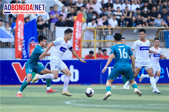 Nguồn Gốc Và Sự Phát Triển Của Bóng Đá Phong Trào Ở Việt Nam: Từ Mặt Sân Đất Đến Sân Cỏ Nhân Tạo Chuyên Nghiệp