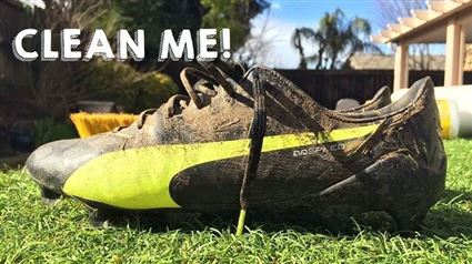 Cách Vệ Sinh Giày Đá Bóng Sạch Bền Nhanh Như Chớp